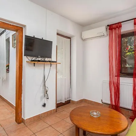 Gorgeous Apartment In Njivice With Kitchen Njivice
