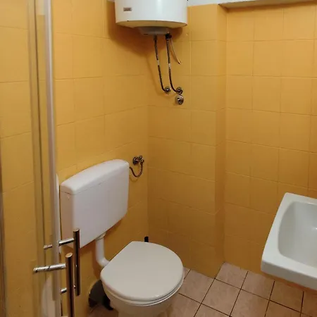 Gorgeous Apartment In Njivice With Kitchen *